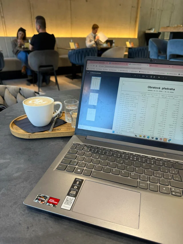 💬 Práce není charita, aneb zamyšlení v kavárně ☕️

Účetní program – placený.
Školení – placené.
Pojištění odpovědnosti – taky placené.

Ale když řekneš cenu za účetnictví,
klient: „To je jen pár faktur, ne?“ 😏

Jojo, a kafe je taky jen voda s trochou fazolí ☕️

👉 Umíš si říct o peníze za svoji práci?
Nebo to pořád bereš jako službu lidstvu? 😅 zkus mi to napsat do komentáře :) 

#fivo #ucetnictvi #praceneniCharita #realita #ucetnihumor #cenaprace #fialovaop