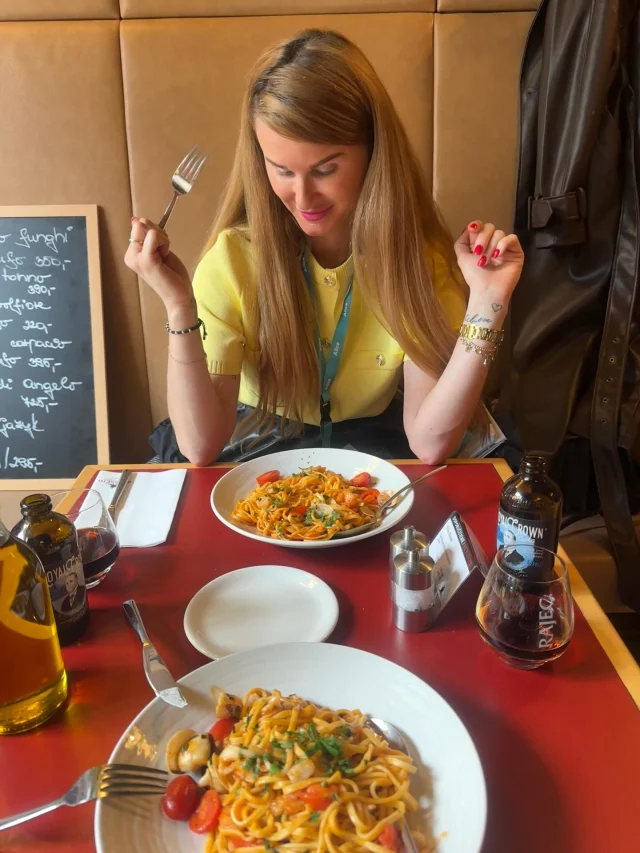 Když účetní vyrazí na konferenci o automatizaci, vypadá to jako:
➡️ dopoledne roboti,
➡️ odpoledne spaghetti 🍝
➡️ večer bilancování, kolik času nám roboti vlastně ušetří 😄
#FIVO #Automation4Business #ÚčetníVTerénu #DigitalOffice“