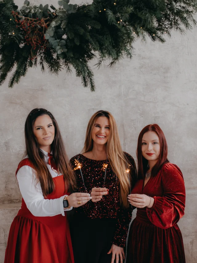 ✨ Rok 2026 je před námi. Tak naskočme… a jedeme. ✨

Nemusí to být sprint ani dokonalá jízda.
Stačí držet směr, občas se zasmát, občas zvolnit
a nebát se, že ne všechno máme hned pod kontrolou.

Přejeme všem, aby byl tenhle rok víc o radosti než o povinnostech,
víc o úsměvech než o spěchu
a víc o obyčejných chvílích, které mají neobyčejnou sílu.

Za FIVO posíláme přání,
ať vás rok 2026 naplní lehkostí, klidem a tichou jistotou, že všechno důležité se dá zvládnout. 💜