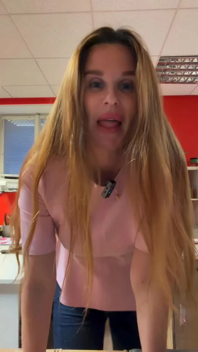 Tvoříš obsah a myslíš si, že „dárečky“ nebo spolupráce se nepočítají do daní? 🤔

Realita je jiná.

👉 Spolupráce na Facebooku, Instagramu nebo YouTube
👉 Příjmy z affiliate programů
👉 Barter (produkty nebo služby zdarma)

To všechno patří do daňového přiznání.

Ano, i když nedostaneš peníze, ale třeba kosmetiku, oblečení nebo službu zdarma – má to svoji peněžní hodnotu. A tu stát chce vidět.

💡 Jednoduché pravidlo:
Co má hodnotu = je příjem.

Nepodceňuj to. Správně vykázané příjmy = klid na duši a žádné nepříjemnosti při kontrole.

#daně #influencer #podnikání #ucetnictvi