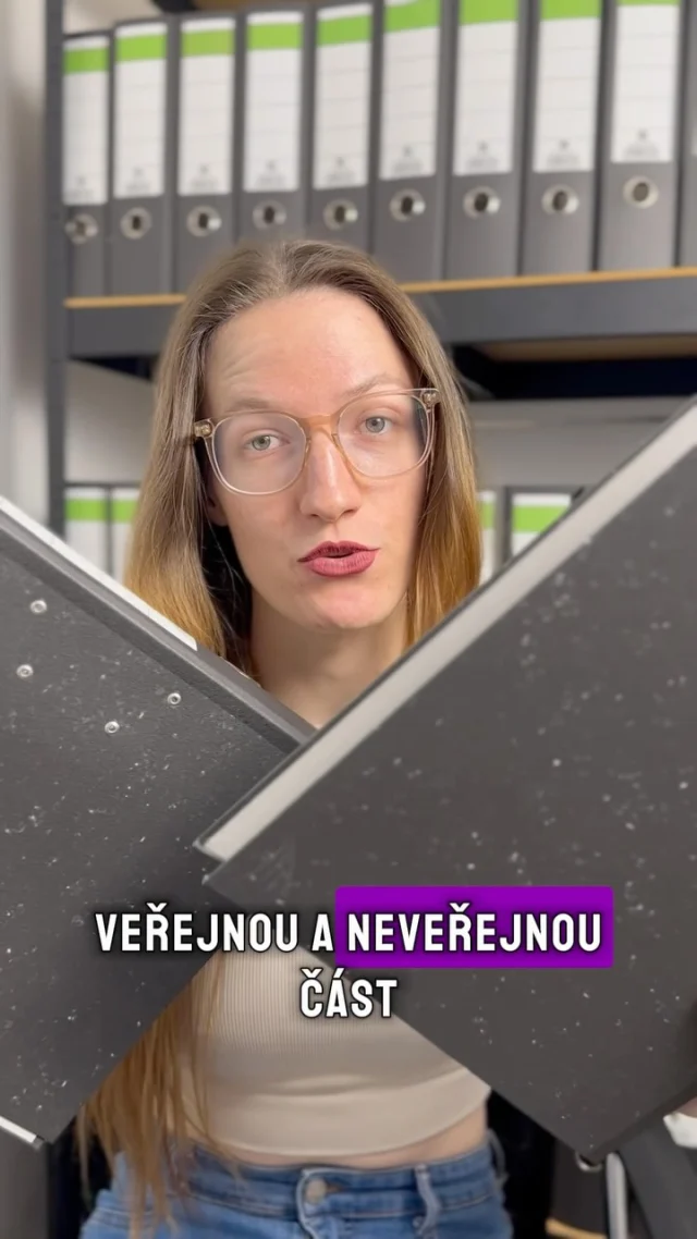 📂 Veřejná vs. neveřejná část spisu – víte, jaký je mezi nimi rozdíl?

Ne všechno, co má úřad ve spise, musí být automaticky přístupné k nahlédnutí. 👀

👉 Veřejná část spisu obsahuje dokumenty, do kterých můžete za splnění podmínek nahlížet, pořizovat si z nich výpisy nebo kopie.

🔒 Neveřejná část spisu obsahuje písemnosti, ke kterým může být přístup omezený – například kvůli ochraně třetích osob, interním informacím nebo dalším zákonným důvodům.

A pozor – to, že je něco založené v neveřejné části, neznamená, že tam úřad může „schovat“ cokoli. 😊

O tom, co přesně můžete ve svém spise vidět a kdy máte právo do něj nahlédnout, mluvím v Reels. 📑

#ucetnictvi #dane #financniurad #danovaporadna #podnikani osvc sro fivo